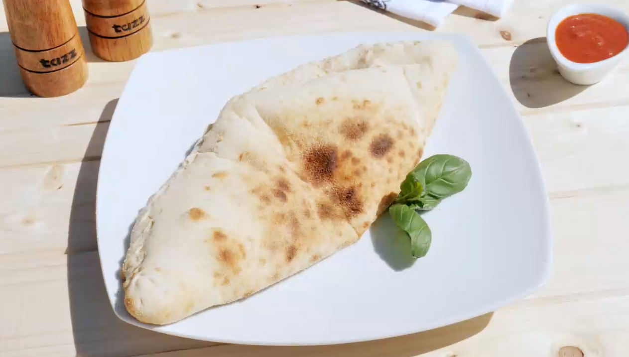 Strong Pizza Calzone Quattro Formaggi (4 feluri de brânză - 450 g)